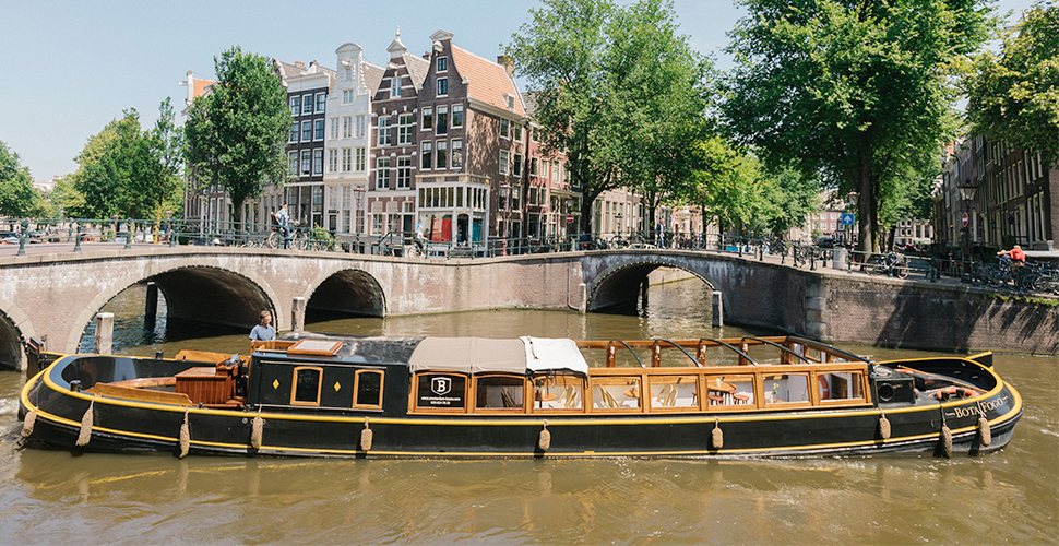De salontjalk Bota Fogo met een geopend dak op de prinsengracht in Amsterdam.