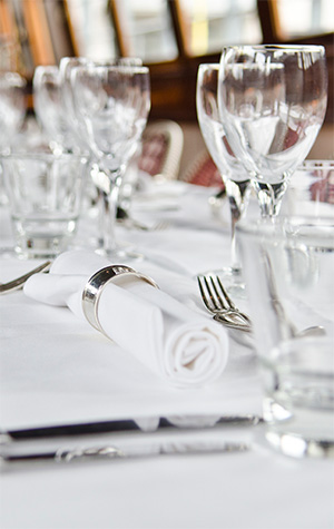 Set table with Gin & Tonic cured salmon and a cocktail during the luxury dinner cruise.