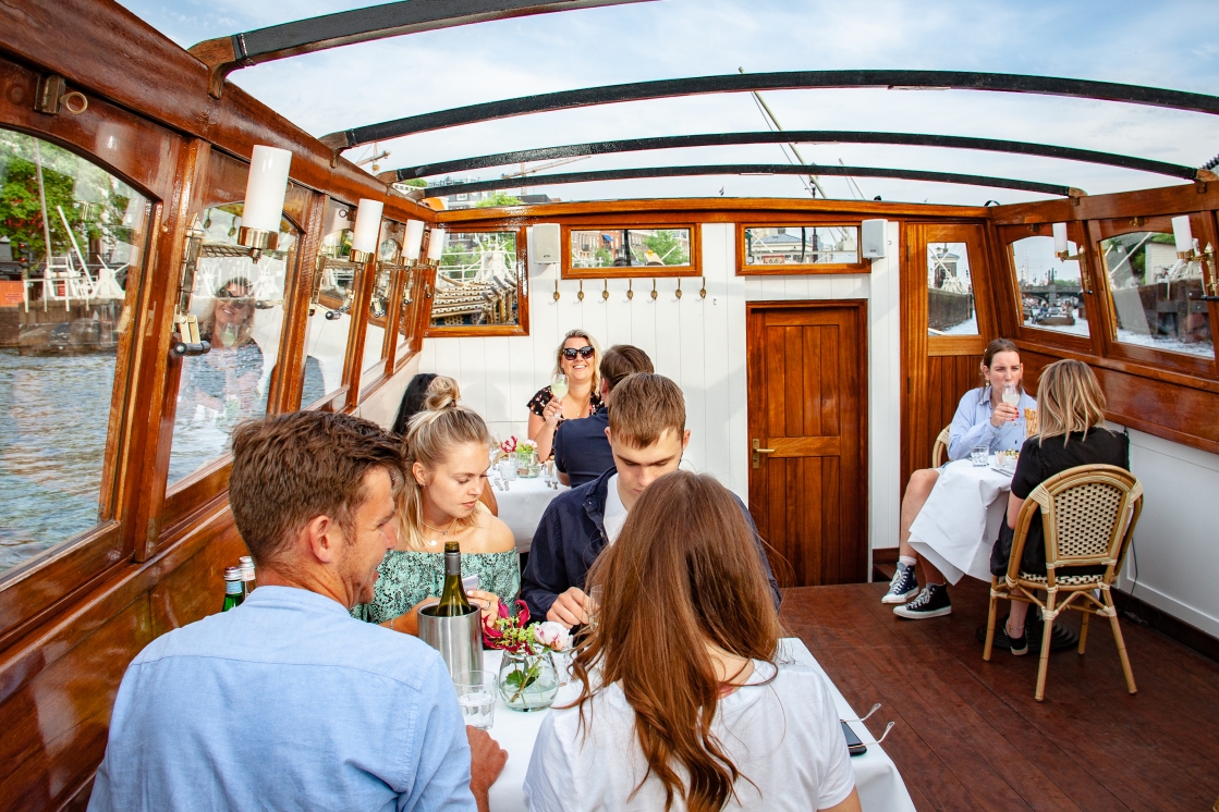 Gastvrijheid tijdens de luxury dinner cruise van Amsterdam Boats op de grachten.